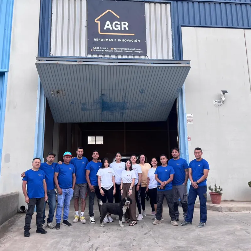 El equipo de AGR delante de su nave en el polígono Lo Bolarín, bajo el rótulo de la empresa